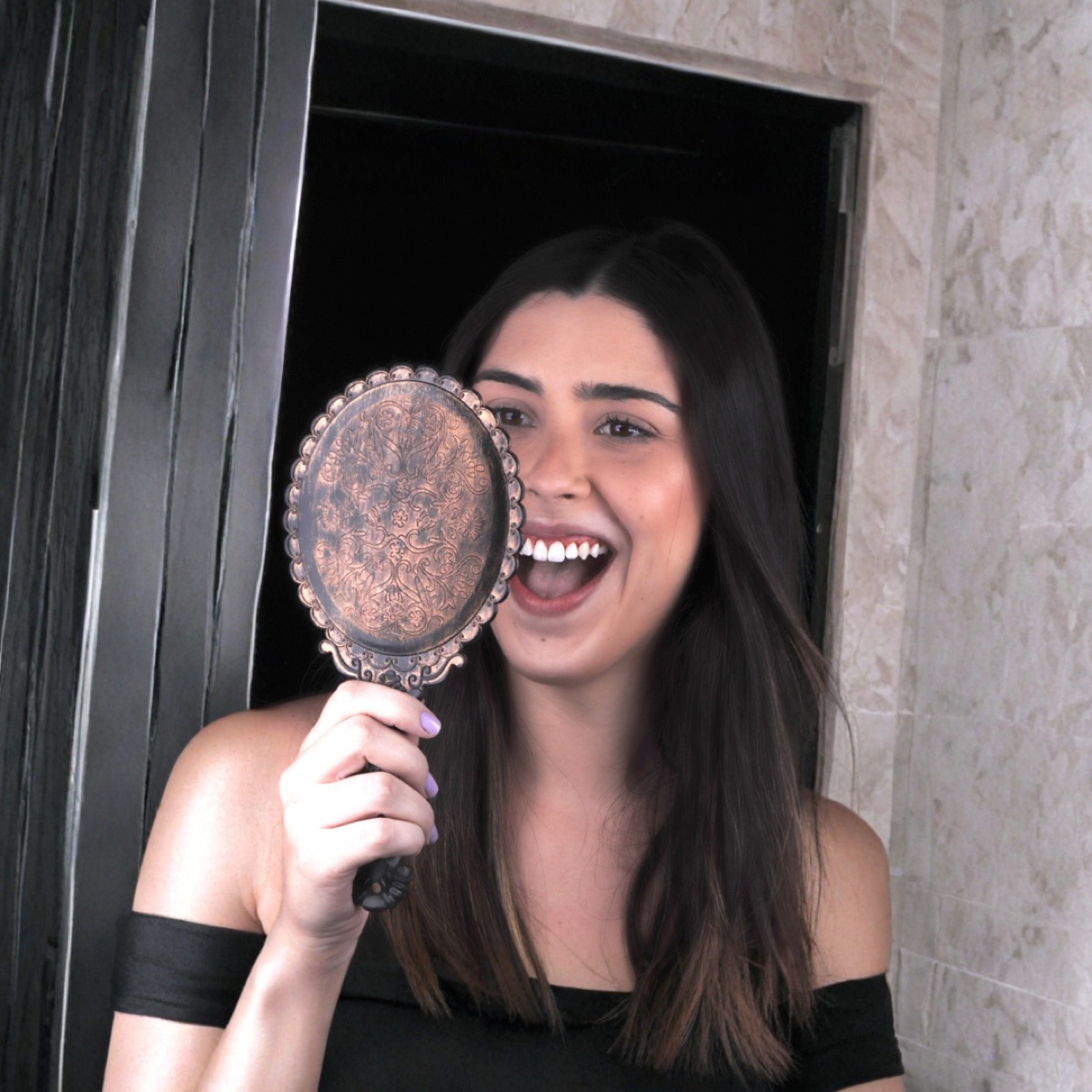 Paciente sorrindo com confiança após implante na Cliisdent
